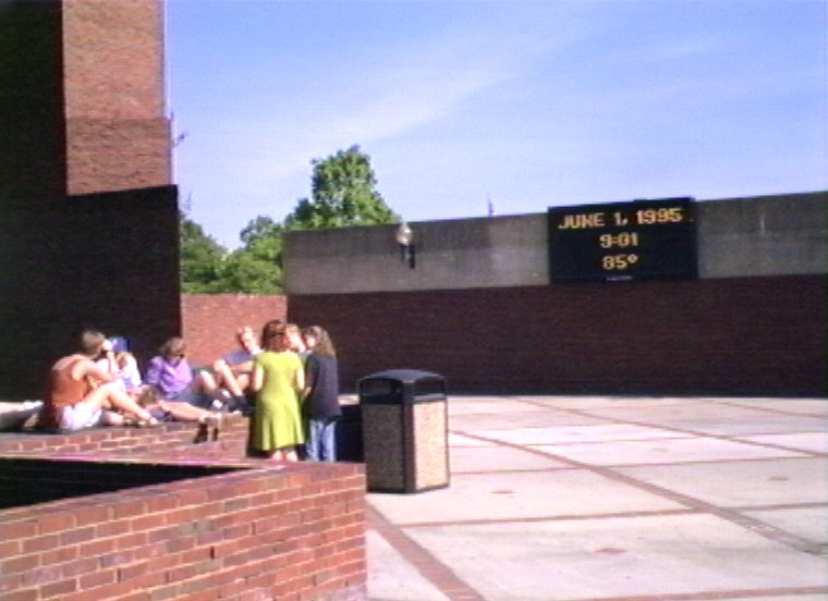 Plyc010.jpg - The day after arrival. Wagner College, Staten Island, New York. The sign says : June 1 1995, 9:01, 85 (degrees Fahrenheit)